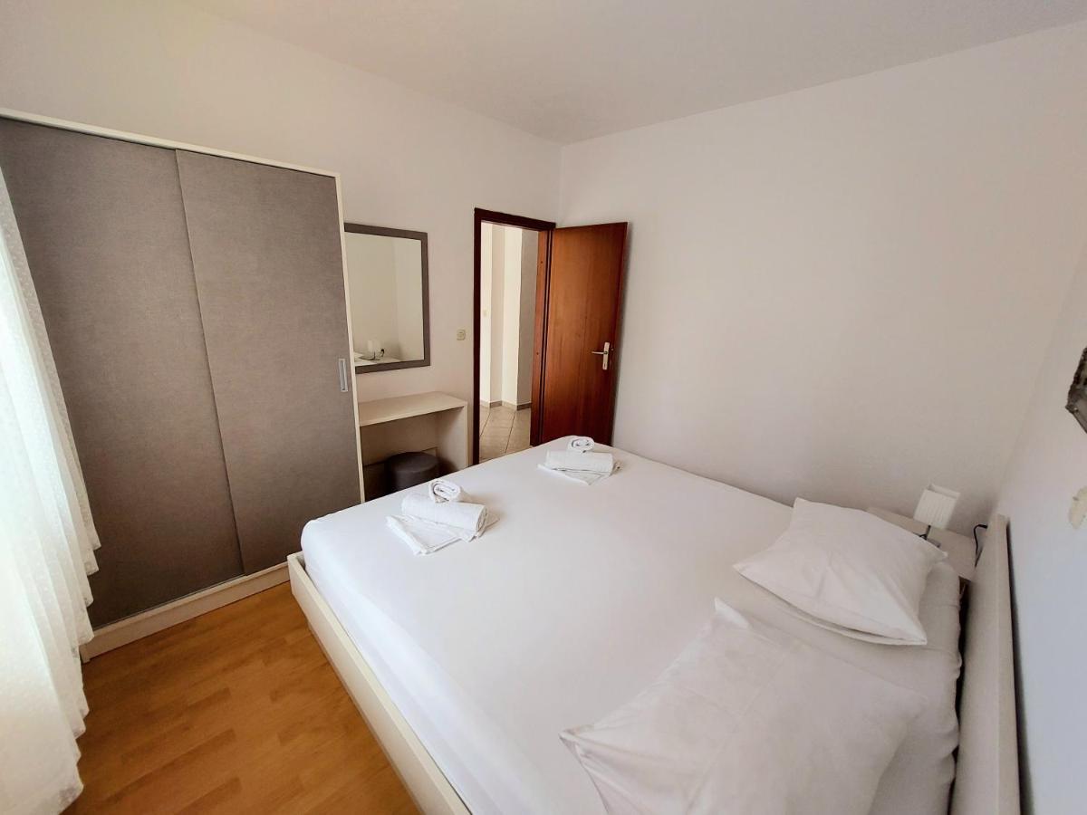 Apartment With Private Pool "Patricia" Makarska Exterior photo